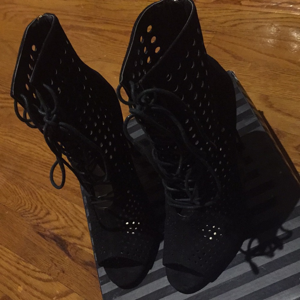 Black lace up Bootie - Picture 4 of 4